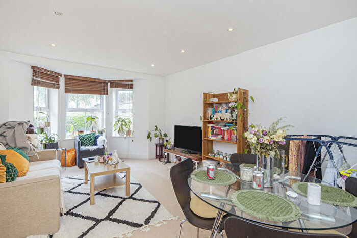 2 Bedroom Flat To Rent In Hayes Grove, London, SE22