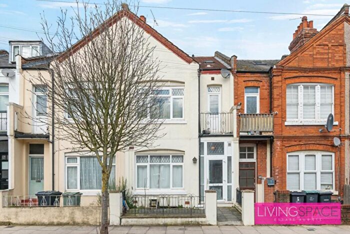 2 Bedroom Flat For Sale In Kimberley Gardens, Haringey, N4