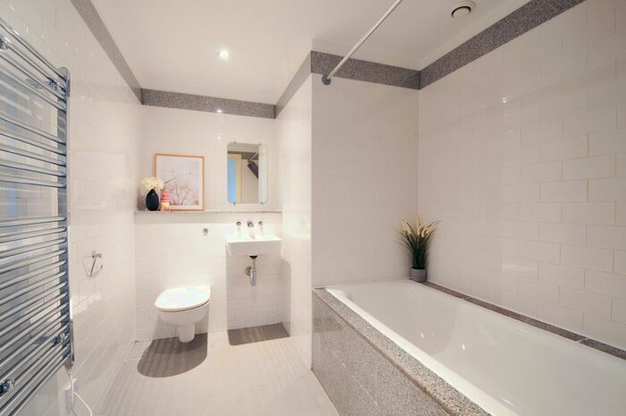 2 Bedroom Flat To Rent In Oldham Road, Manchester, M4