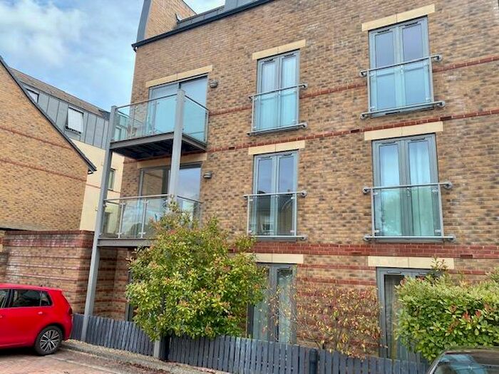 1 Bedroom Apartment To Rent In The Crescent, Maidenhead, SL6