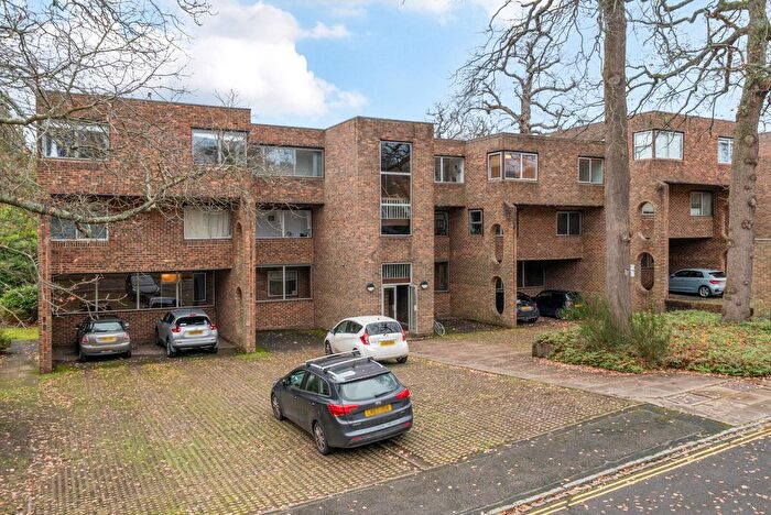 2 Bedroom Flat For Sale In Stroudwater Park, Weybridge, KT13