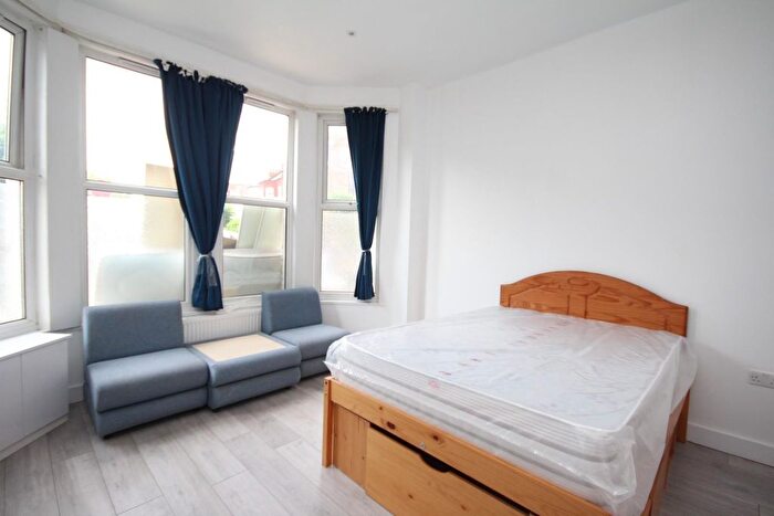 Studio To Rent In Ash Grove, Cricklewood, London, NW2