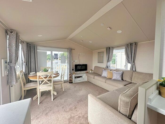 3 Bedroom Mobile/park Home For Sale In Corton, NR32