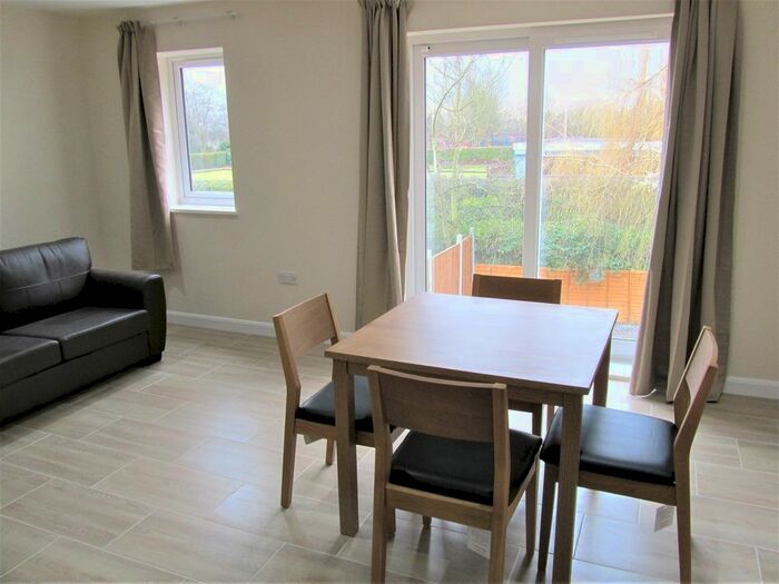 2 Bedroom Flat To Rent In Roycroft Close, London, E18
