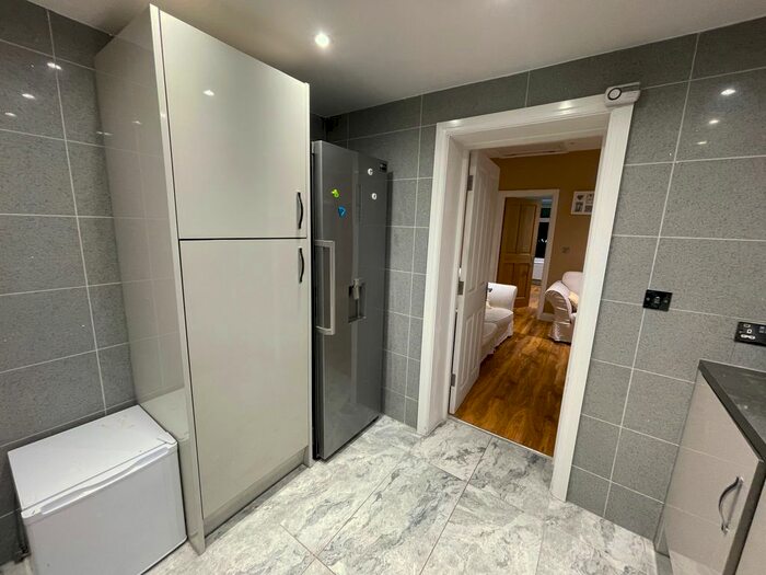 2 Bedroom Flat To Rent In Brunswick Avenue, London, N11