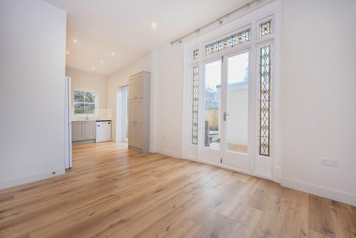 3 Bedroom Flat To Rent In Cranes Park, Surbiton, KT5