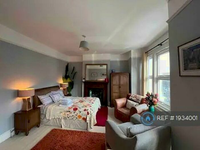 2 Bedroom Flat To Rent In Hazelbourne Road, London, SW12
