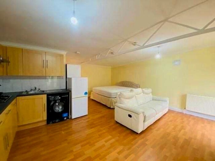 Flat To Rent In Belgrave Road, Slough, SL1