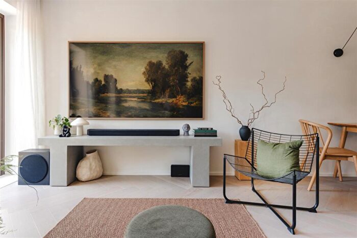 3 Bedroom Apartment For Sale In Navarino Grove, Hackney, E8