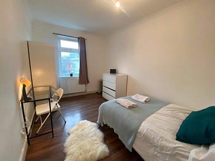 5 Bedroom Flat To Rent In Mile End Road, London, E1
