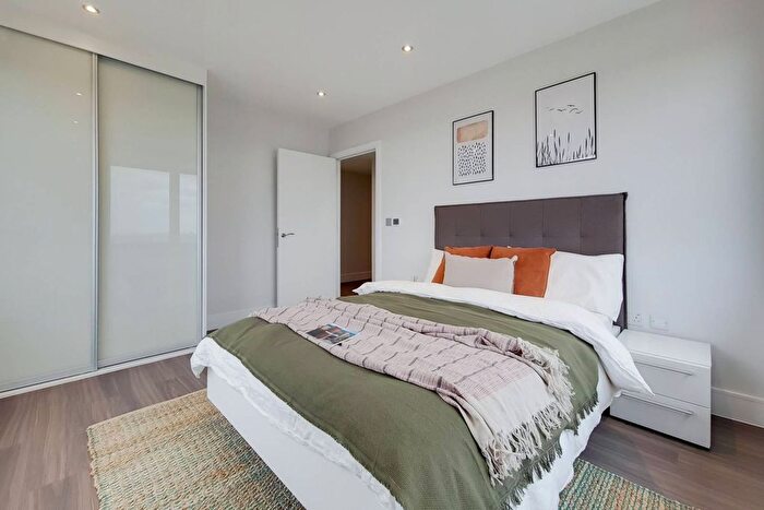 3 Bedroom Flat To Rent In Uncle Southall, Southall, London, UB2