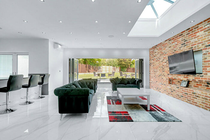 6 Bedroom Semi-Detached House To Rent In Saddlescombe Way, London, N12