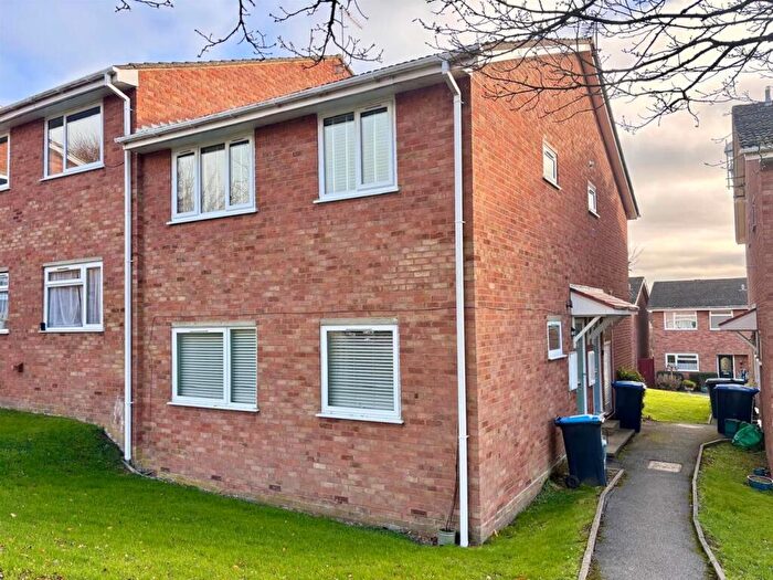 2 Bedroom Flat To Rent In Chiltern Park Avenue, Berkhamsted, HP4