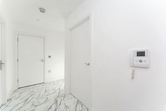 2 Bedroom Flat To Rent In Abbotsford Court, Park Royal, London, NW10