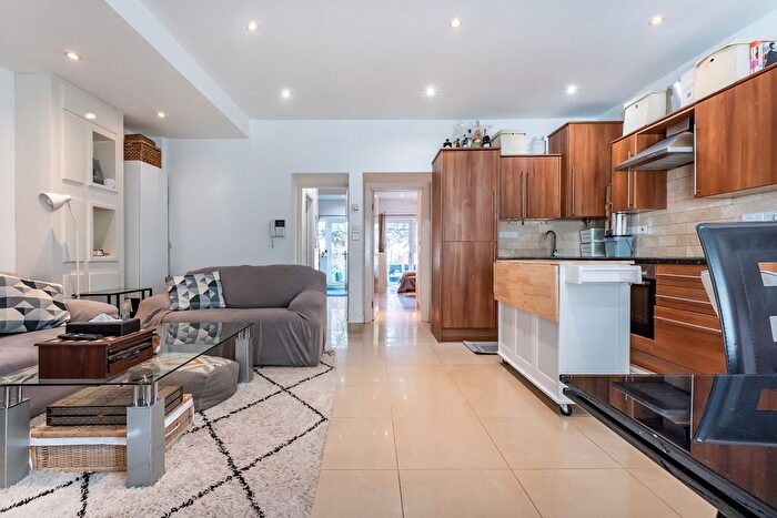 2 Bedroom Flat To Rent In Edith Road, London, W14