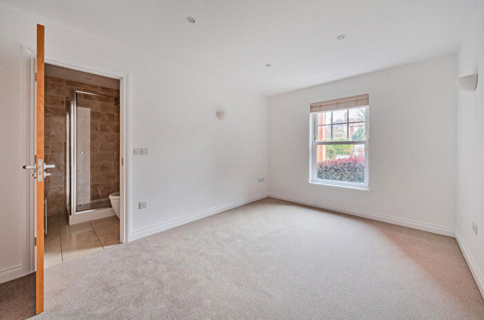 2 Bedroom Flat For Sale In Elwyn Road, Exmouth, Devon, EX8