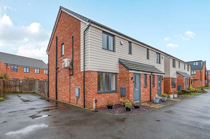 3 Bedroom Semi Detached House For Sale In Pilsbury Close, Wootton, Bedford, MK43