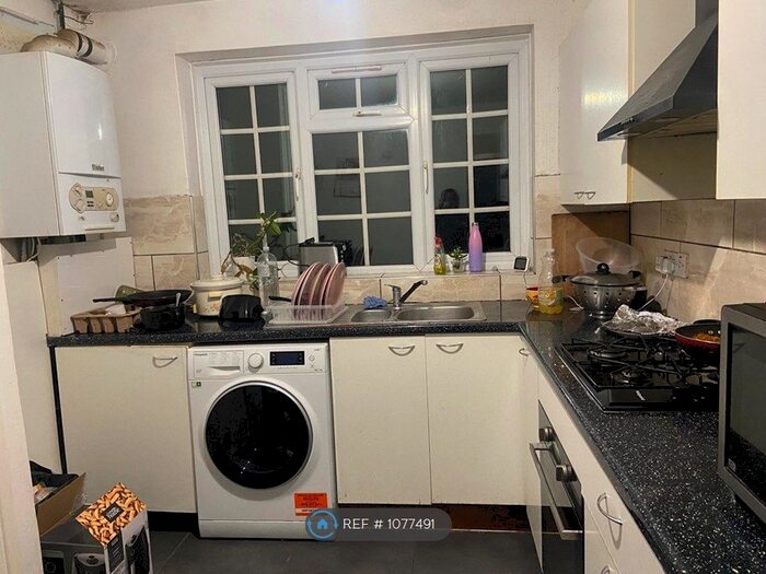 2 Bedroom Flat To Rent In Dean Court, Surbiton, KT5