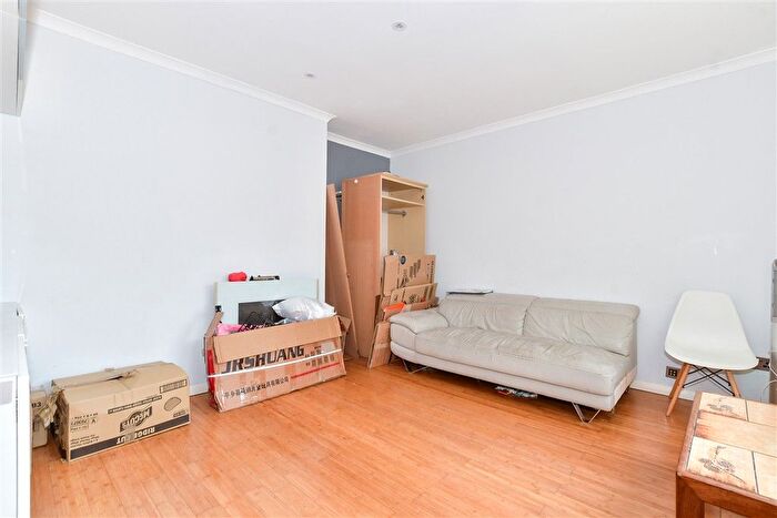 3 Bedroom Semi-detached House For Sale In Middlesex Road, Maidstone, Kent, ME15