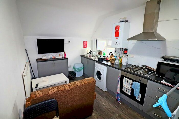 2 Bedroom Flat To Rent In Woodville Road, Cathays, Cardiff, CF24