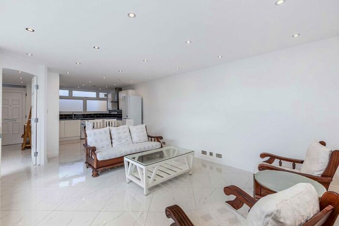 4 Bedroom Bungalow To Rent In Dorrien Walk, London SW16