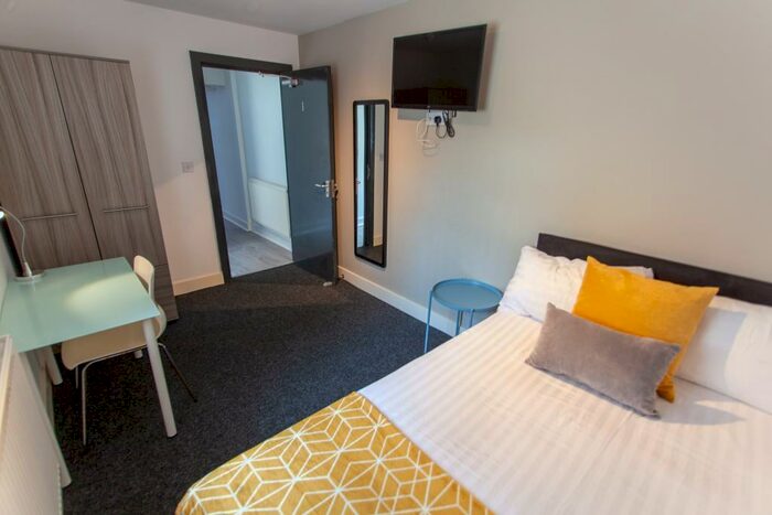 7 Bedroom Terraced House To Rent In Kensington, L7