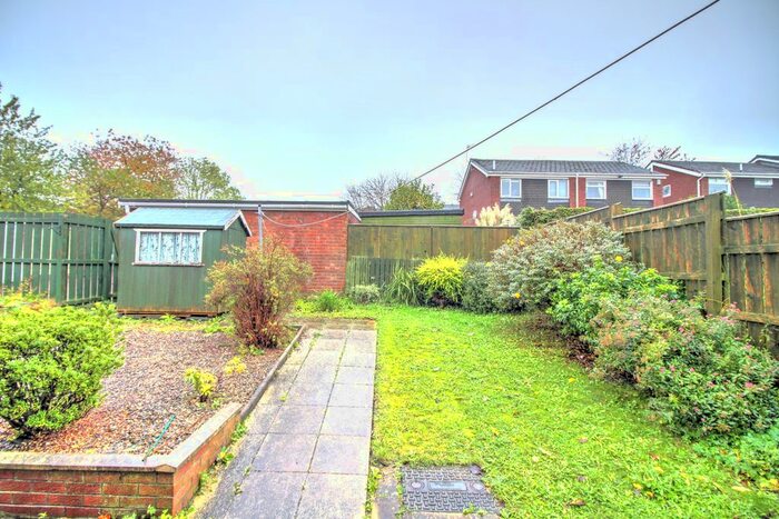 2 Bedroom Flat For Sale In Kingsway, Sunniside, Newcastle Upon Tyne, NE16