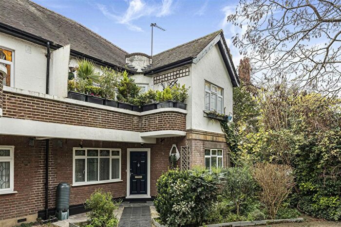 2 Bedroom Maisonette For Sale In Beechwood Park, London, E18