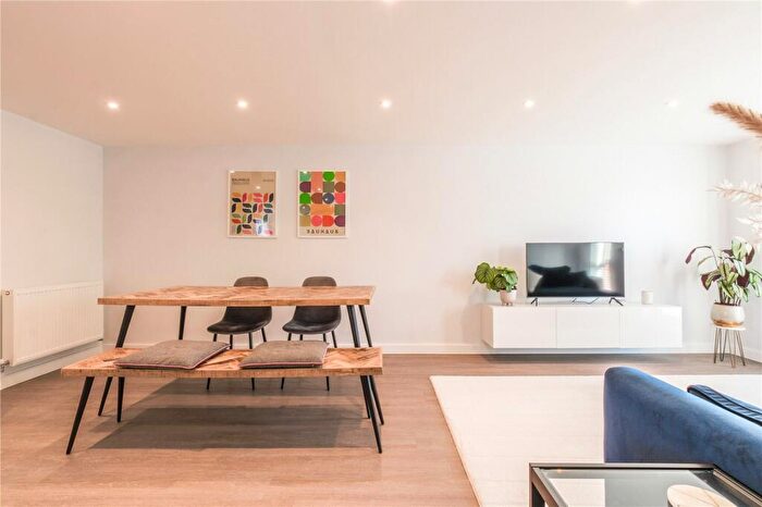 2 Bedroom Flat For Sale In Highmarsh Crescent, Manchester, M20