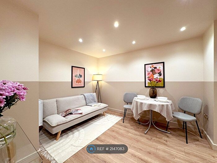 3 Bedroom Flat To Rent In Granite Apartments, London, E15