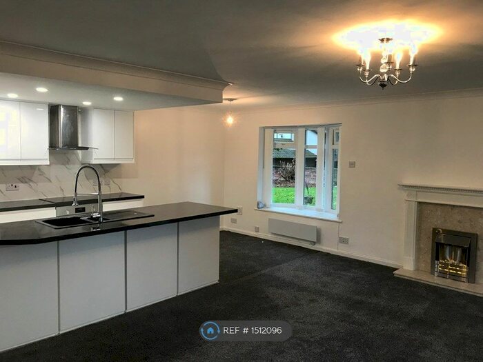 2 Bedroom Flat To Rent In And Accompanying Garage, Manchester, M45