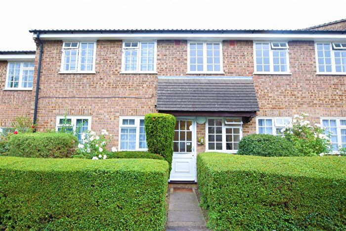 1 Bedroom Flat To Rent In Minstrel Gardens, Surbiton, KT5