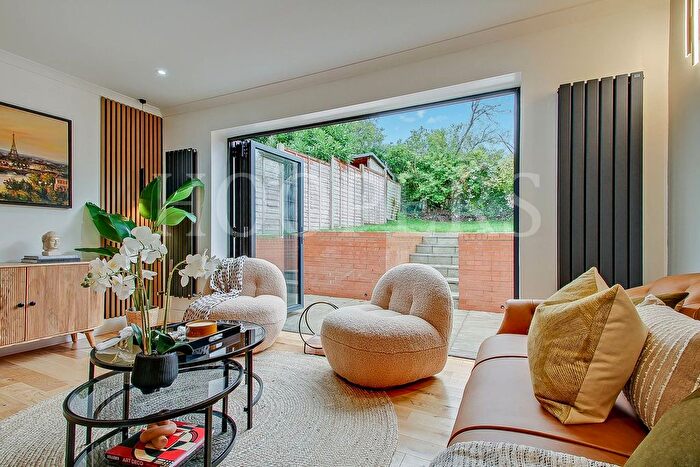 2 Bedroom Flat For Sale In Coles Green Road, London, NW2