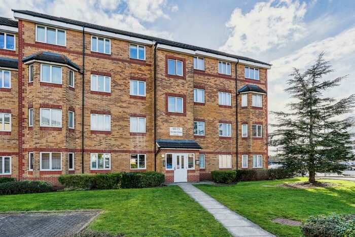 2 Bedroom Flat For Sale In Orchid Close, Luton, LU3