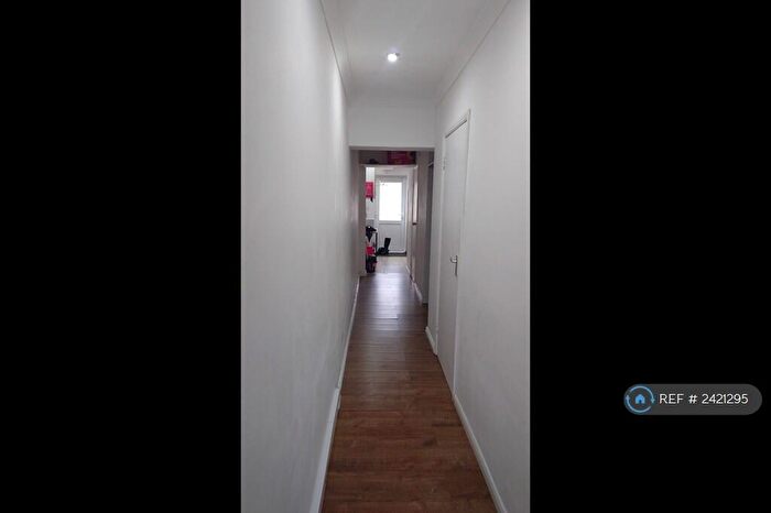 1 Bedroom Flat To Rent In Walton Road, West Molesey, KT8