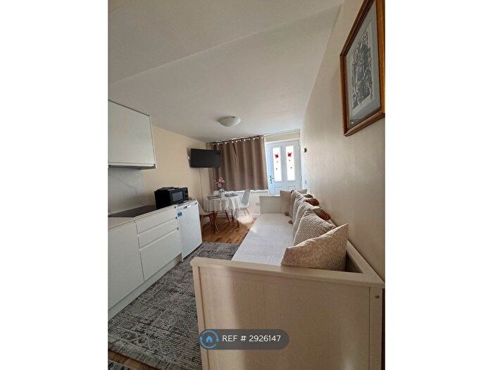 1 Bedroom Semi Detached House To Rent In Handcross Road, Luton, LU2