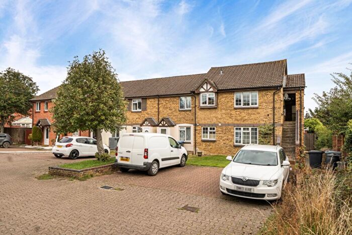2 Bedroom Flat For Sale In Lovatt Close, Carterton, Oxfordshire, OX18