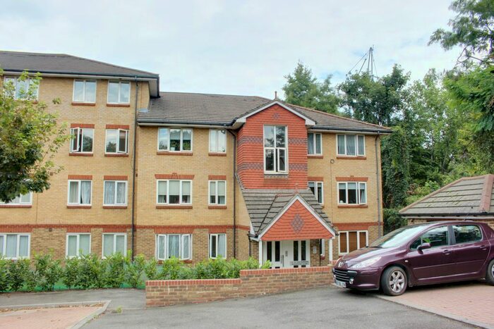 2 Bedroom Flat To Rent In Muggeridge Close, South Croydon, CR2