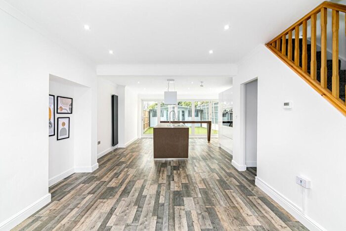 4 Bedroom Semi Detached House To Rent In Grafton Road, Dagenham, London, RM8