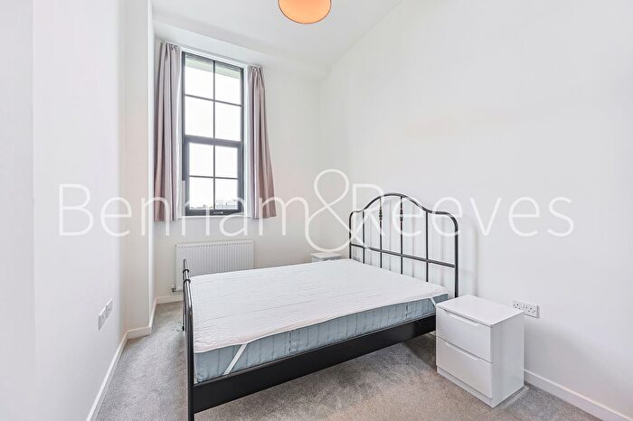 2 Bedroom Flat To Rent In Carnation Gardens, Hayes, UB3