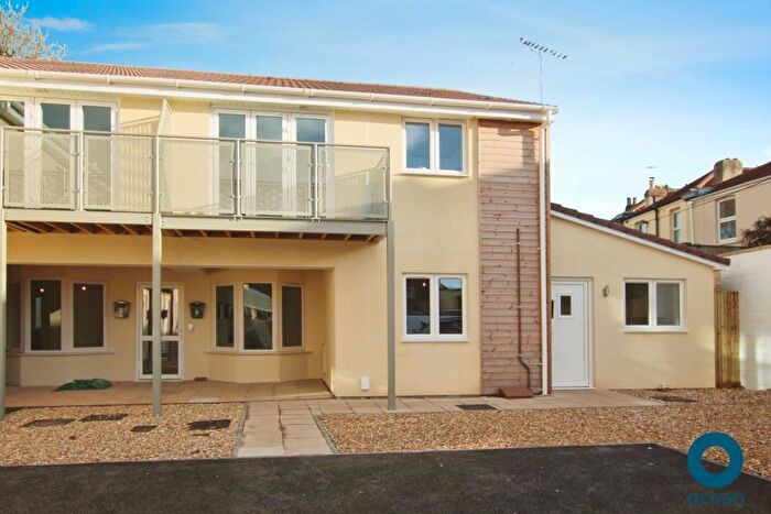 2 Bedroom Flat To Rent In Park Court - Eastville, BS5