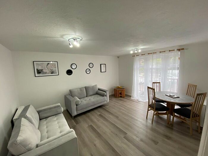 2 Bedroom Apartment To Rent In Linen Court, Trinity Riverside, M3