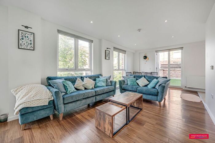3 Bedroom Flat To Rent In Rosenburg Road, London, W3