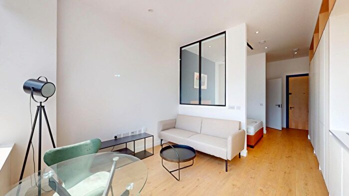 Studio To Rent In Great West Road, Brentford, TW8