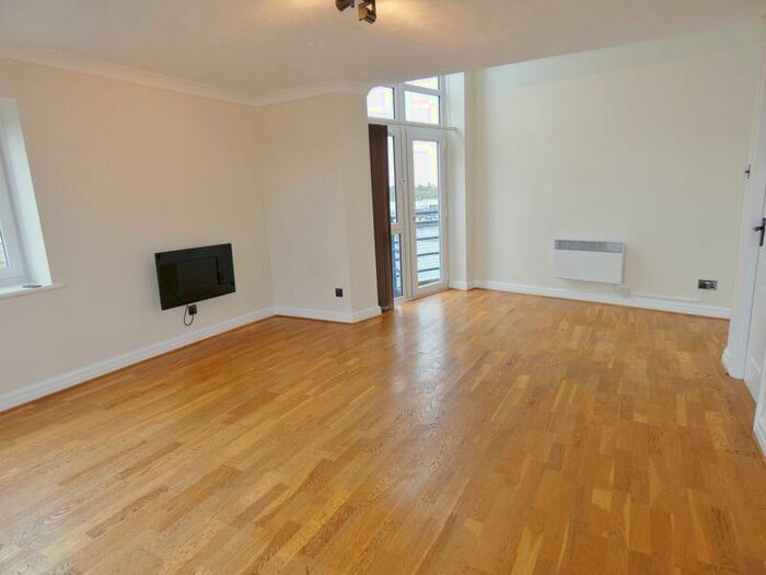 3 Bedroom Flat To Rent In Princes Reach, Docklands, PR2