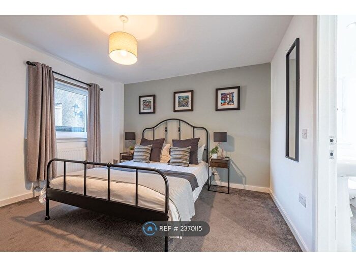 3 Bedroom Flat To Rent In Abbeyhill Crescent, Edinburgh, EH8