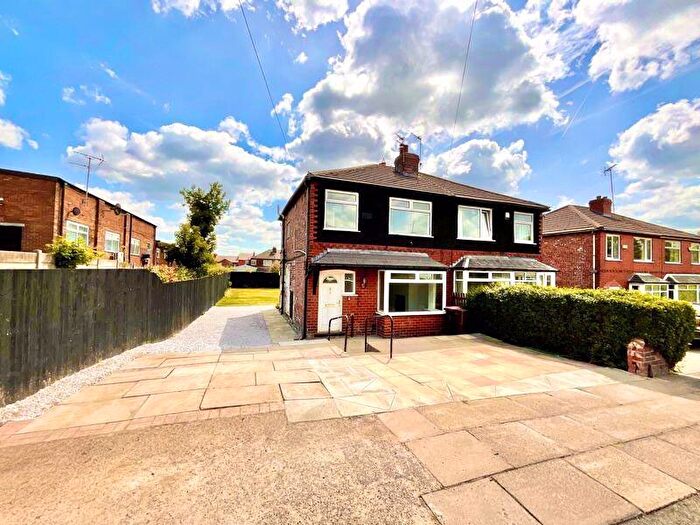 3 Bedroom Semi Detached House For Sale In St. Georges Crescent, Worsley, Manchester, M28