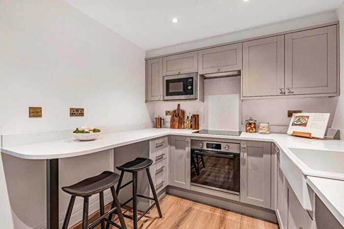 2 Bedroom Flat For Sale In Lenten Street, Alton, Hampshire, GU34