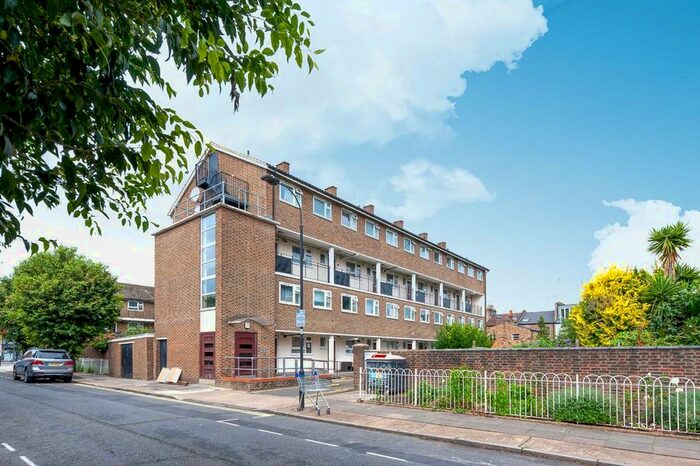 3 Bedroom Detached House To Rent In Aintree Estate, London, SW6