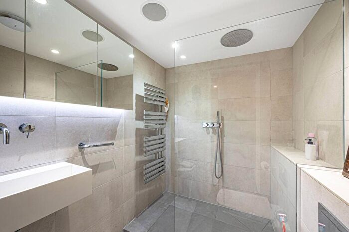 3 Bedroom Flat For Sale In Belsize Avenue, Belsize Park, London, NW3